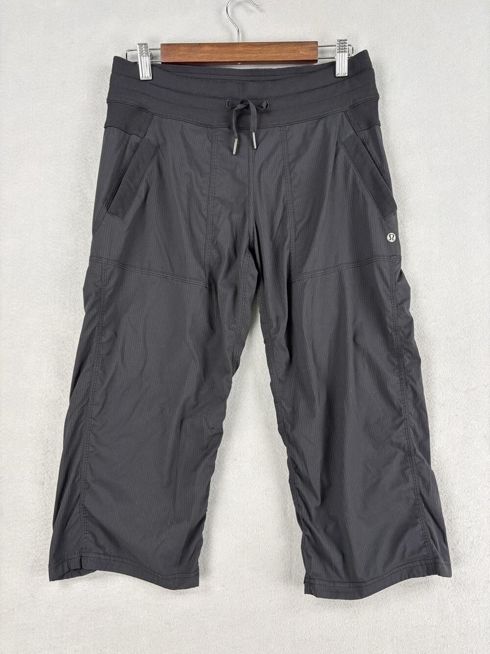 Lululemon Pants Womens 6 Gray Capri Drawstring Waist Pockets Yoga Gym Athletic - Picture 1 of 9